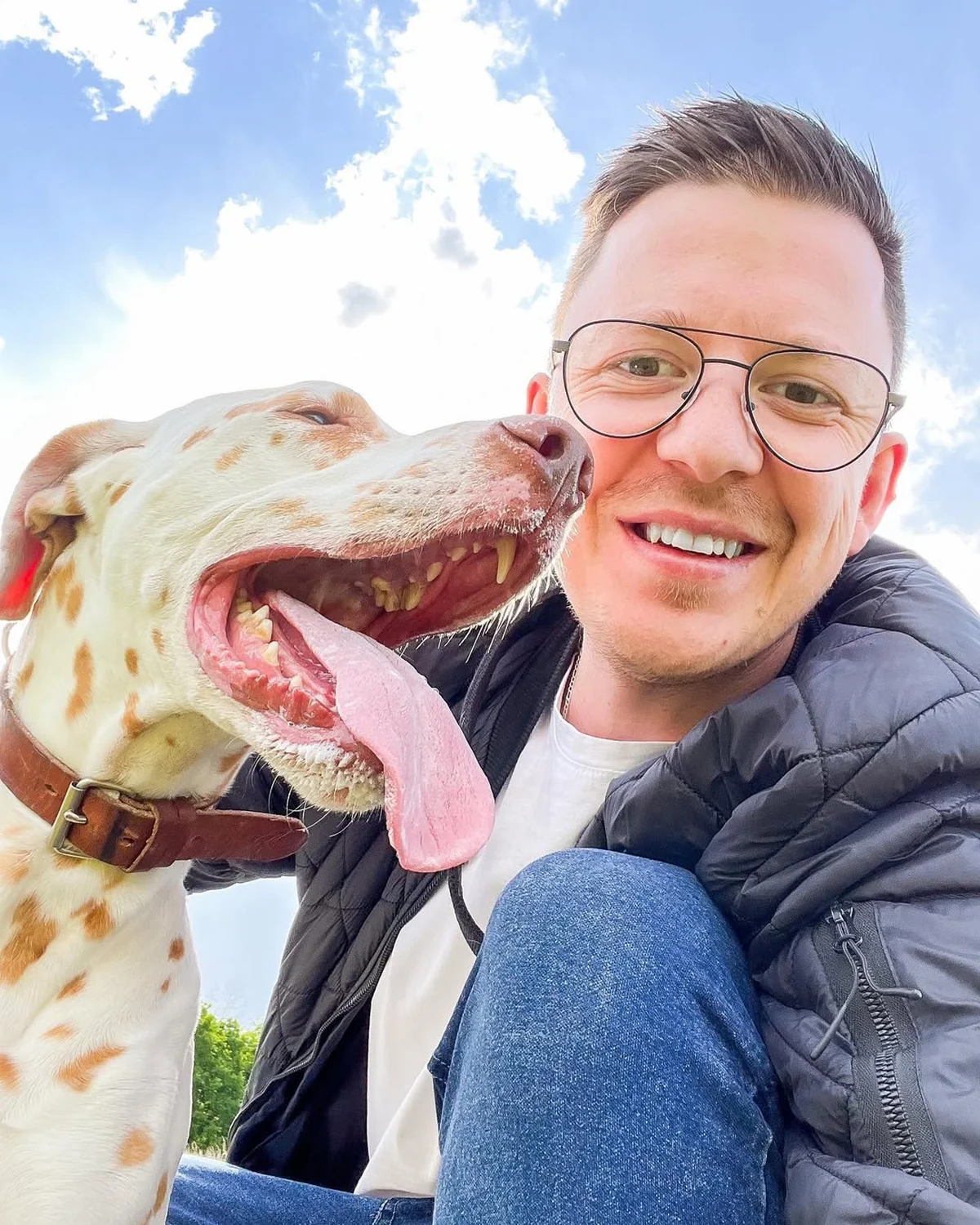 Pavel Jirouš so svojím psom Buddym — zakladateľ RealFree.sk a maskot