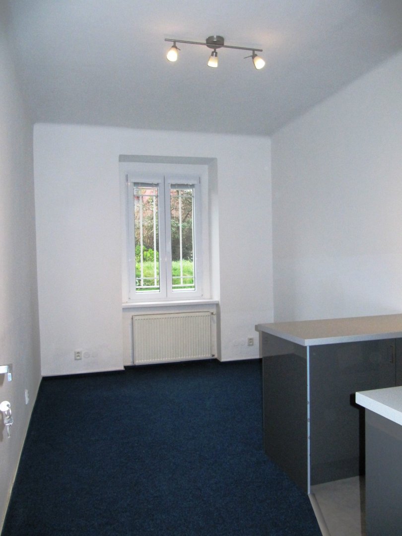 Světlý nezařízený prostor 3+kk (70m2) s výhledem do zahrady — foto 2