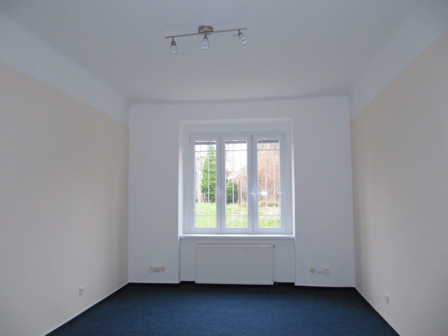Světlý nezařízený prostor 3+kk (70m2) s výhledem do zahrady — foto 4