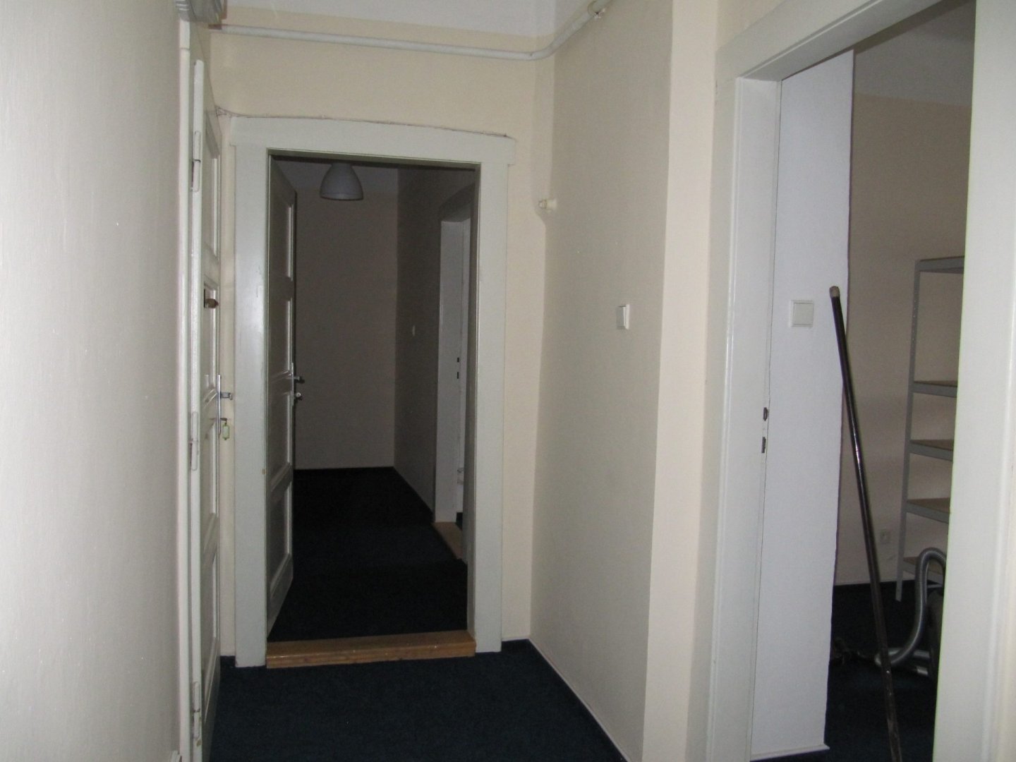 Světlý nezařízený prostor 3+kk (70m2) s výhledem do zahrady — foto 8