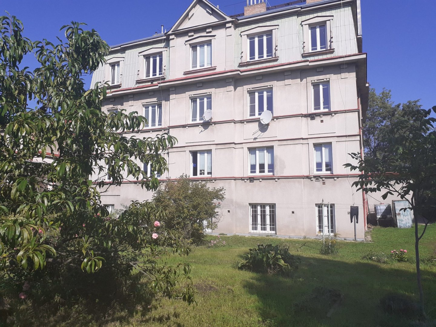 Světlý nezařízený prostor 3+kk (70m2) s výhledem do zahrady — foto 9