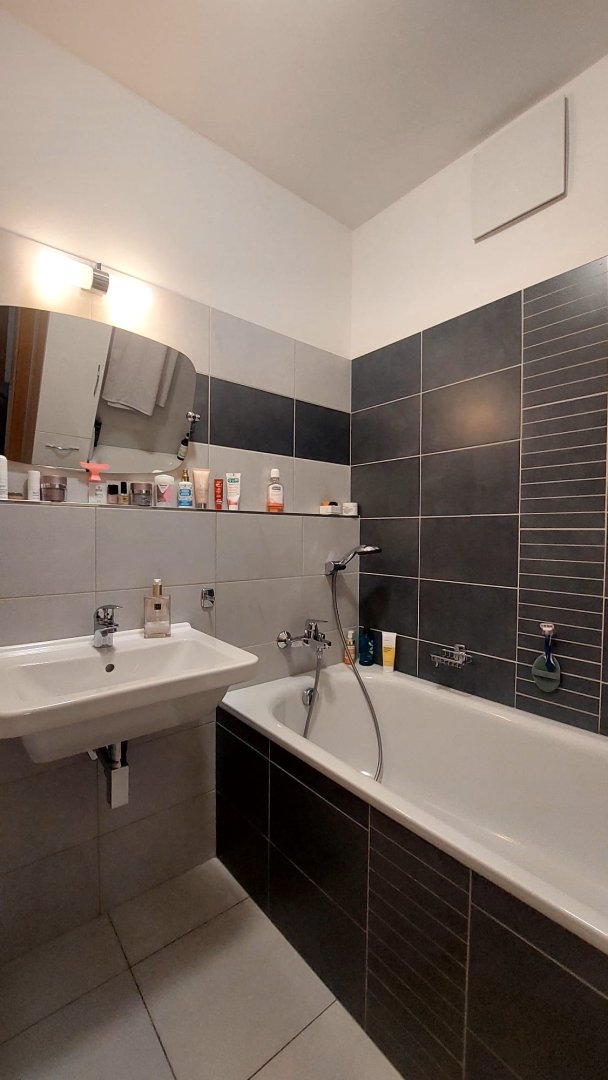 Prostorný byt 3+1 s balkonem, klimatizací a podzemním parkovacím stáním - Praha 9, Kurta Konráda — foto 4