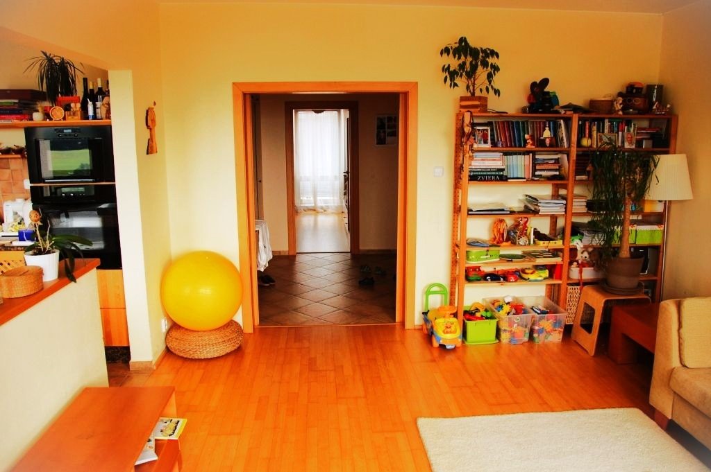 Svetlý, kompletne zariadený 3i byt s nádherným výhľadom – Žilina, Hájik — foto 3