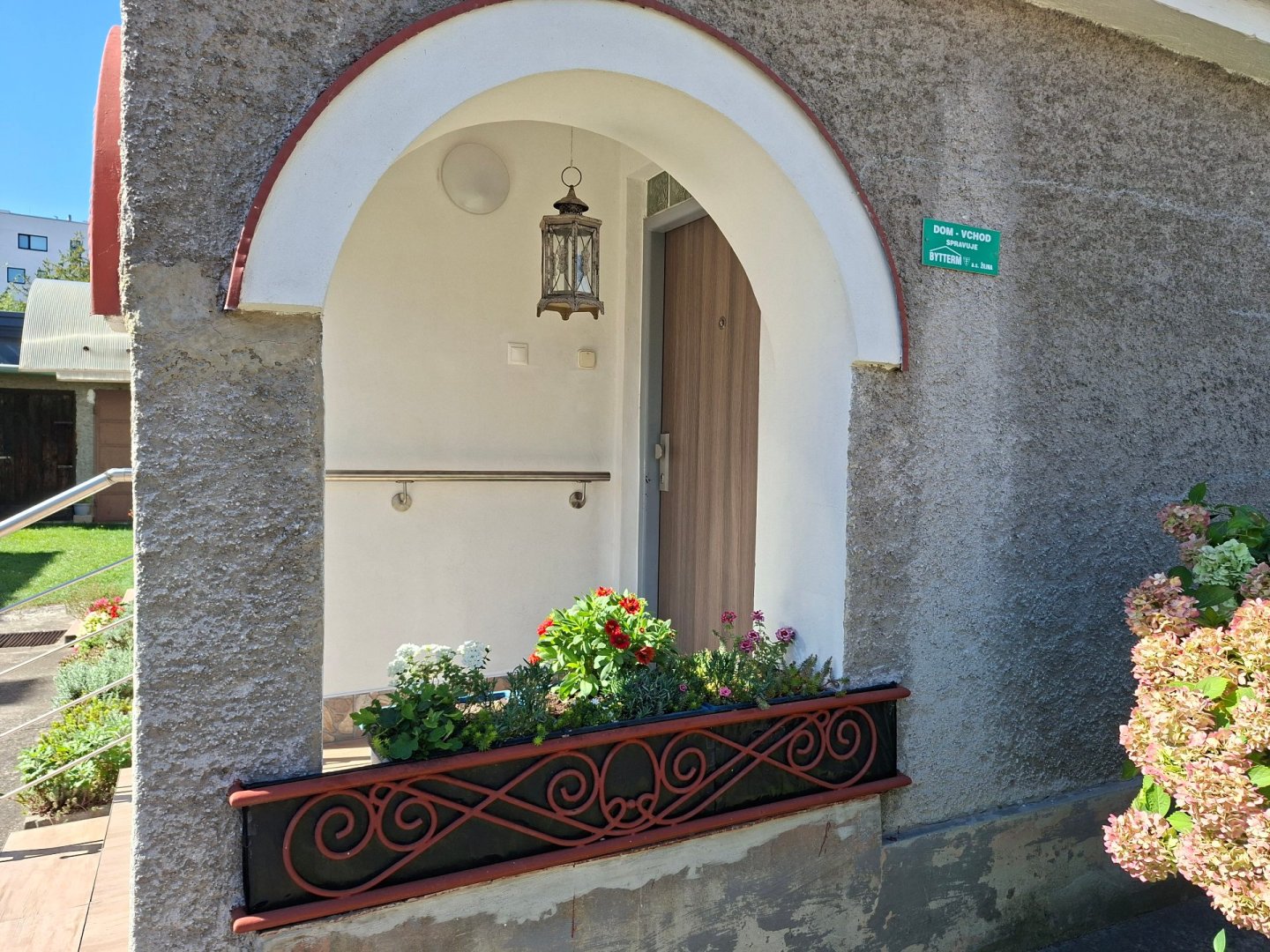 Malá Praha - NADŠTANDARDNÝ 3-IZBOVÝ BYT SO ZÁHRADOU A GARÁŽOU – ŽILINA, HALAŠOVA — foto 3