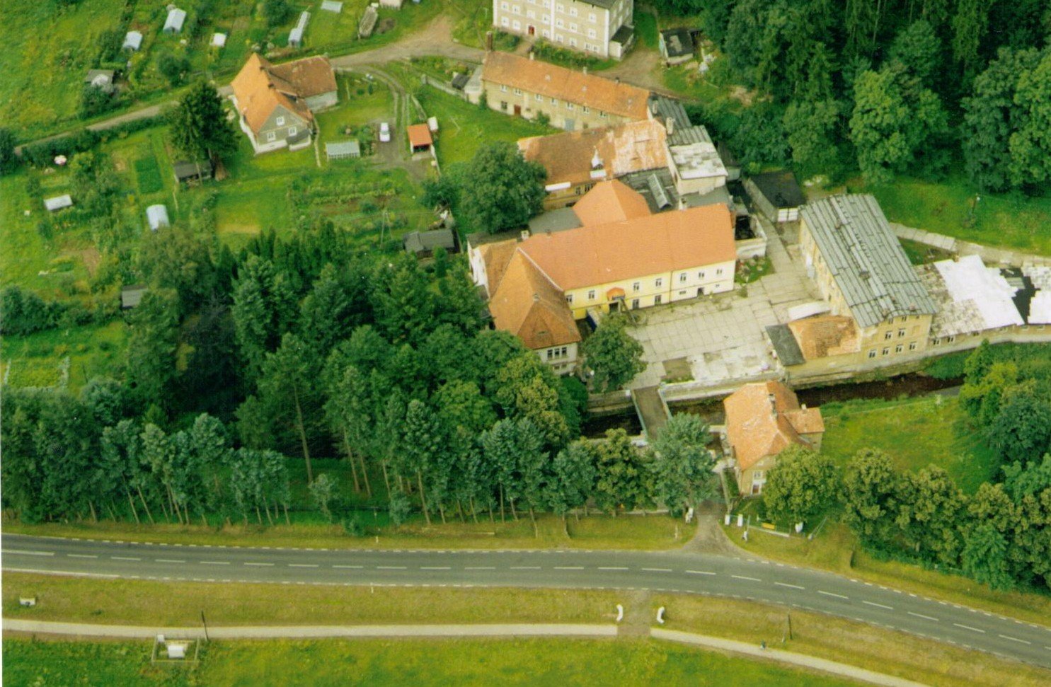 Bývalý výrobní areál s halami, obytnou částí a rozsáhlým pozemkem Lokalita: Mieroszów, Dolnoslezské  — foto 1