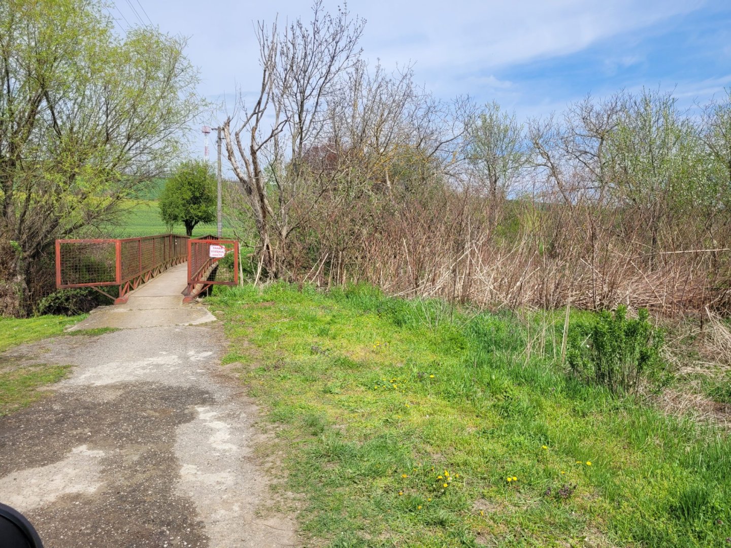 Pozemok s inžinierskymi sieťami a prístupovou cestou v obci Dubovce (900 m²) — foto 3