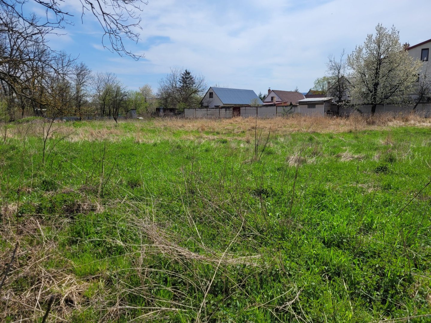 Pozemok s inžinierskymi sieťami a prístupovou cestou v obci Dubovce (900 m²) — foto 5