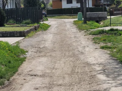 Pozemok s inžinierskymi sieťami a prístupovou cestou v obci Dubovce (900 m²)