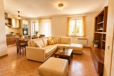 Rovinj – Zařízený dvojbyt 76 m² + 2 garáže (23 m²) – K PRODEJI MAJITELEM (0% AGENTURNÍ PROVIZE)