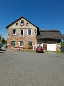 Veliký barák s velikou zahradou u vlakového nádraží 
