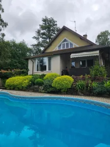 Prodej domu 140 m² s pozemkem 5000 m², bazén, garáž – 12 km od K. Varů